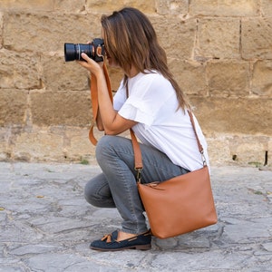 Leren crossbodytas, nu kun je een korte riem aan je crossbodytas toevoegen om hem op je schouder te dragen YKK rits, leren tas, bèta afbeelding 1