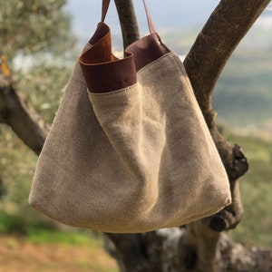 Linen bag combined with natural full grain leather, you'll love its easy-going style and simple style