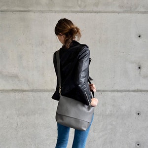 Porte-monnaie en cuir, disponible en 16 couleurs ! Sac à bandoulière en cuir. Fabriqué à la main. Original de l'ONU.