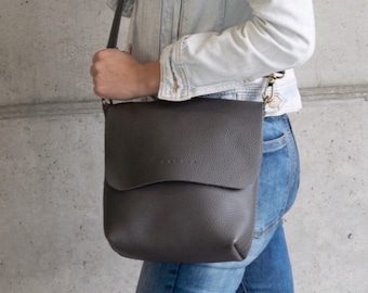 Leather Crossbody bag with removable strap. Available in 16 colors!  Handcrafted. UN Original.