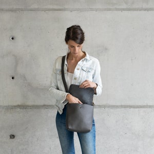 Leather Crossbody bag with removable strap. Ita bag. UN Original. image 3