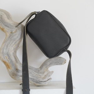 SOLDES... Sac à bandoulière en cuir. Fabriqué à la main. MERY