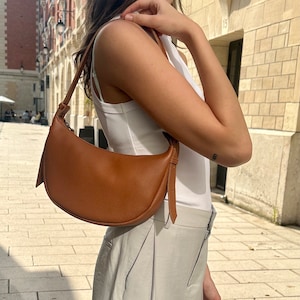 Bolso de piel de bandolera. Bolso hecho a mano. MOON