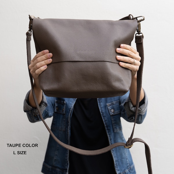 Sac bandoulière en cuir avec bandoulière amovible. Disponible en 16 couleurs ! ONU. Vous pouvez désormais ajouter une bandoulière courte à votre sac à bandoulière.