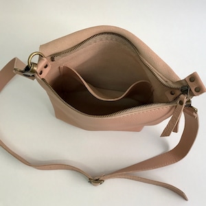 Available in 16 colors Leather Crossbody Bag. Handcrafted. UN zdjęcie 6