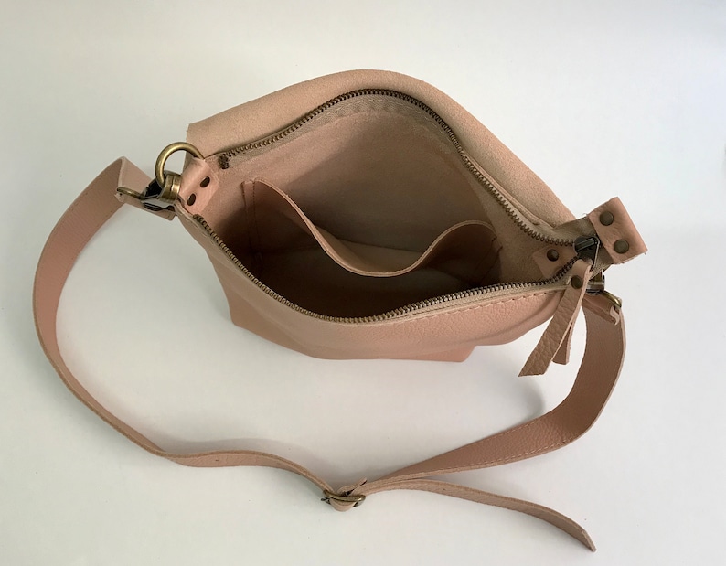 Available in 16 colors Leather Crossbody Bag. Handcrafted. UN zdjęcie 6