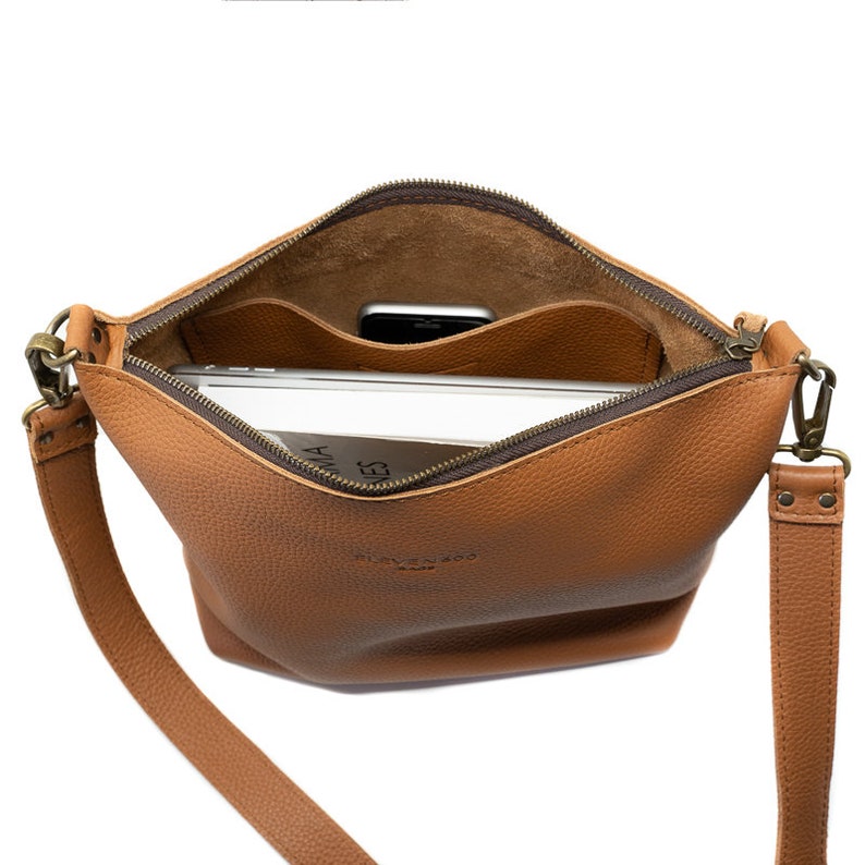 Leren crossbodytas, nu kun je een korte riem aan je crossbodytas toevoegen om hem op je schouder te dragen YKK rits, leren tas, bèta afbeelding 4