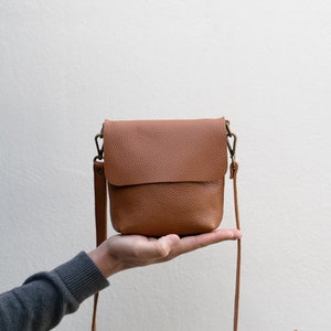 Sac à bandoulière en cuir. Sac à bandoulière fait main pour femme avec fermeture éclair métallique YKK. Cadeaux personnalisés pour elle. Petit sac à bandoulière. MINI