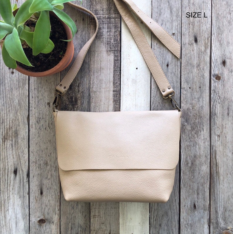 Handmade Leather Crossbody Bag Available in 16 different colors UN zdjęcie 1