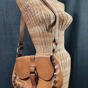 Sattelledertasche aus hellbraunem Patronenstil mit langem verstellbarem Riemen aus Messing Verschluss. Top Griff, Cross Body Schultertasche