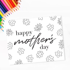 Op de afbeelding: Een zwart-witte printbare kaart met de tekst "happy mother's day" en een patroon van eenvoudige bloemontwerpen.