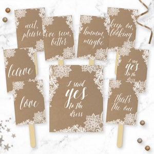 Sagen Sie JA zum Kleid Schilder Bundle - Braunes Kraftpapier & Weiße Spitze zum Ausdrucken Ich sagte Ja, Hochzeitskleid Einkaufspaddles - Brautspiel