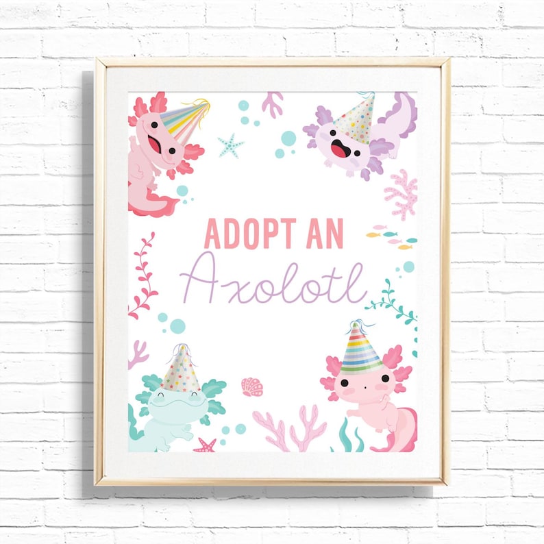 Pu&ograve; includere: Stampa incorniciata con la scritta "Adopt an Axolotl". L'immagine presenta quattro axolotl dei cartoni animati con cappelli da festa, circondati da illustrazioni acquatiche in colori pastello, su sfondo bianco.