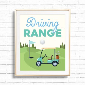 Puede incluir: Un carrito de golf verde y blanco con una bolsa de golf en la parte trasera. El carrito está en un campo de golf verde con una bandera y un hoyo. El texto "Driving Range" está escrito en letras azules y verdes sobre un fondo blanco.