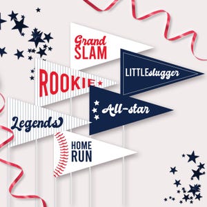 Op de afbeelding: Honkbal-thema wimpelvaantjes met zinnen als "Grand Slam", "Rookie" en "Home Run". De vlaggen zijn wit en marineblauw, met rode accenten en sterdecoraties. Rode linten en sterconfetti dragen bij aan het feestelijke ontwerp.