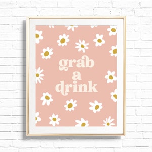 Znak Daisy Grab A Drink - Wydrukowalny boho stokrotki na przyjęcie urodzinowe - Dekoracja stołu z przekąskami - 70's Flower Power Bar Cart Art Print - 0010