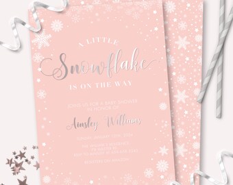 Könnte beinhalten: Rosa Babyparty-Einladung mit silbernem Text und Schneeflocken-Design. Die Einladung lautet "A Little Snowflake is on the Way" und enthält Details zur Feier zu Ehren von Ainsley Williams.