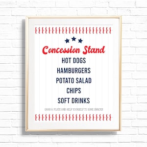 Puede incluir: Un cartel blanco con un menú de puesto de concesión de béisbol rojo y azul. El cartel dice "Concession Stand" con tres estrellas sobre el texto. El menú enumera "Hot Dogs", "Hamburgers", "Potato Salad", "Chips" y "Soft Drinks". El cartel también incluye el texto "Grab a plate and help yourself to some snacks!" con un borde de puntadas de béisbol rojo y azul.