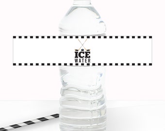 Könnte beinhalten: Eine weiße Wasserflasche mit einem schwarz-weißen Etikett, auf dem "ICE WATER" mit einem Hockey-Schläger- und Puck-Motiv steht.