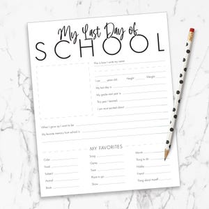 Könnte beinhalten: Schwarzweißes druckbares Arbeitsblatt mit dem Titel "Mein letzter Schultag". Das Arbeitsblatt enthält Abschnitte, in denen die Schüler ihren Namen, ihr Alter, ihre Größe, ihr Gewicht, ihre Lieblingserinnerungen und ihre Lieblingssachen eintragen können.