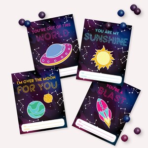 Könnte beinhalten: Vier druckbare Valentinstagskarten mit Weltraumthema. Die Karten zeigen ein UFO, eine Sonne, einen Planeten und eine Rakete. Jede Karte trägt den Text "You're out of this world", "You are my sunshine", "I'm over the moon for you" und "You're a blast".