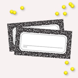Etiquetas para el lugar de la escuela - Tarjetas con nombres para cuadernos de composición imprimibles para niños - Etiqueta para canasta de regalo para el primer día de clases - Regalo para maestros - AUG2021