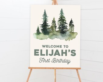 Pine Tree Willkommensschild - druckbare Outdoor Evergreen Forst First 1st Birthday Party Decor - Personalisierte Happy Camper Boy Decor Print - 0140