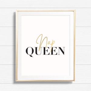 Puede incluir: Una impresión enmarcada en blanco con el texto "Nap Queen" en letras negras y doradas.