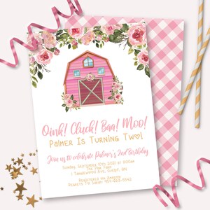 Peut inclure: Invitation d'anniversaire avec une grange rose et des décorations florales. Le texte dit "Oink! Cluck! Baa! Moo! Palmer Is Turning Two!" avec les détails de l'événement. Une enveloppe rose à carreaux et des confettis dorés sont également visibles.