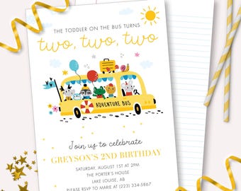 Könnte beinhalten: Eine gelbe Geburtstagseinladung mit dem Text "The toddler on the bus turns two, two, two." Sie zeigt einen gelben Bus mit Tierfiguren und kündigt "Greyson's 2nd Birthday" mit Veranstaltungsdetails an.