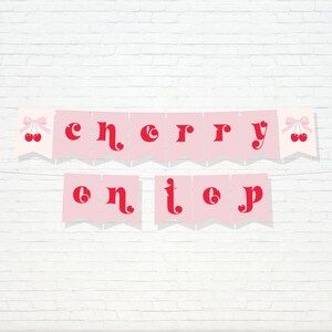 Könnte beinhalten: Rosa-roter Banner mit dem Text "cherry on top" in einer Retro-Schriftart. Der Banner ist mit roten Kirschen und rosa Schleifen verziert.