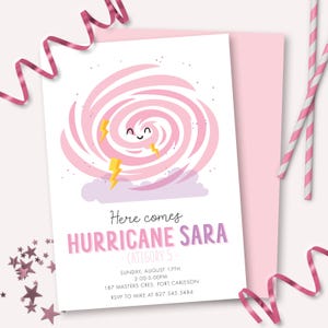 Puede incluir: Tarjeta de invitación rosa y blanca con un diseño de huracán de dibujos animados. El texto dice "Here comes Hurricane Sara - Category 5-" con detalles del evento. Incluye un sobre rosa y elementos decorativos.