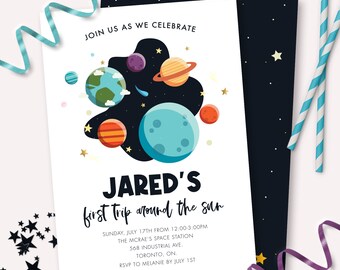 Może przedstawiać: Zaproszenie o tematyce kosmicznej z tekstem "JOIN US AS WE CELEBRATE" i "JARED'S first trip around the sun." Projekt zawiera planety i gwiazdy. Zaproszenie jest połączone z ciemnoniebieską kopertą ze wzorem gwiazd.