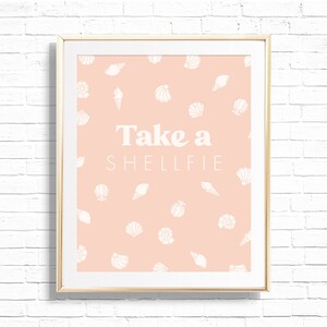 Puede incluir: Un cartel imprimible rosa con un patrón de conchas blancas y el texto "Take a Shellfie".