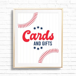 Pode incluir: Um sinal branco com tema de beisebol. O sinal tem um design de ponto de costura de beisebol vermelho e o texto "Cards and Gifts" em letras vermelhas.