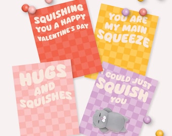 Könnte beinhalten: Vier bunte Valentinstagskarten mit karierten Hintergründen und süßen, verspielten Botschaften. Die Karten sagen "Squishing you a happy Valentine's Day", "Hugs and Squishes", "You are my main squeeze", und "I could just squish you".