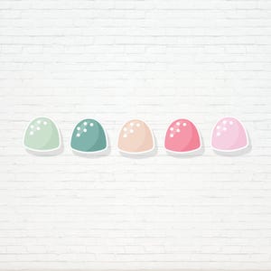 Op de afbeelding: Vijf koepelvormige stickers in een rij. De pastelkleuren zijn lichtgroen, teal, perzik, roze en lichtroze. Elke sticker heeft een witte rand en kleine witte stippen.