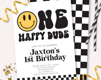 Może przedstawiać: Zaproszenie urodzinowe w stylu retro. Zaproszenie zawiera żółtą buźkę, słowa "ONE HAPPY DUDE" oraz szczegóły dotyczące 1. urodzin Jaxtona. Tło zawiera złote konfetti i czarno-biały wzór w szachownicę.
