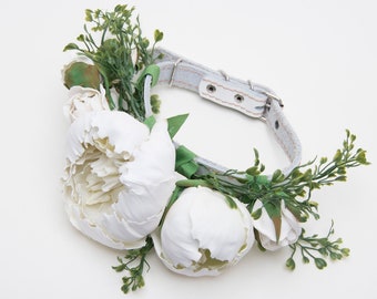 Puede incluir: Collar de perro de cuero blanco con peonías blancas y hojas verdes.