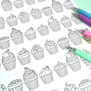Puede incluir: Un dibujo en blanco y negro de cupcakes con varios diseños de glaseado. Los cupcakes están dispuestos en un patrón aleatorio sobre un fondo blanco.
