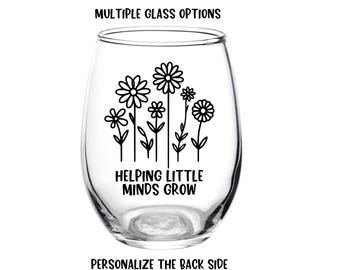 Aider les petits esprits à grandir, verre pour enseignant, cadeau pour enseignant, verre à vin, verre à bière, fin d'année scolaire, cadeau, aide-enseignant, garderie, assistante maternelle