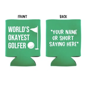 Op de afbeelding: Groene blikjeskoeler met witte tekst die "World's Okayest Golfer" zegt met een golfbal- en vlaggrafiek. De achterkant van de koeler heeft ruimte voor personalisatie met de tekst "*Your Name or Short Saying Here*"