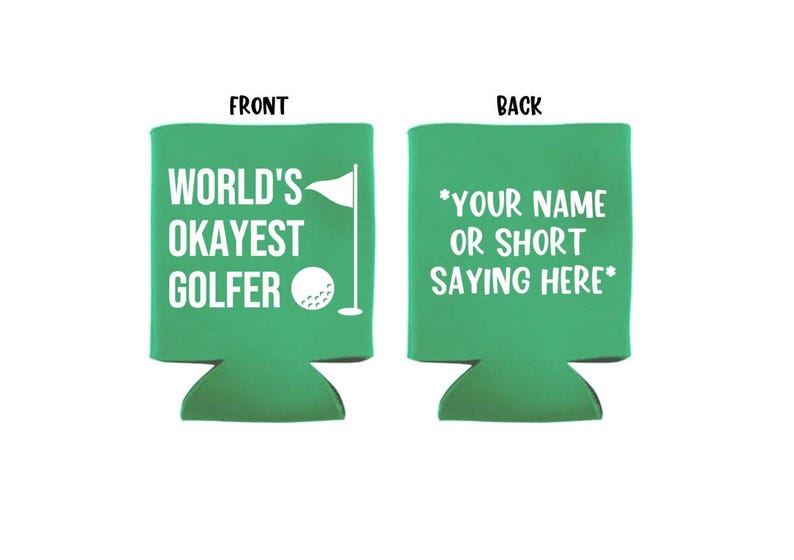 Op de afbeelding: Groene blikjeskoeler met witte tekst die "World's Okayest Golfer" zegt met een golfbal- en vlaggrafiek. De achterkant van de koeler heeft ruimte voor personalisatie met de tekst "*Your Name or Short Saying Here*"