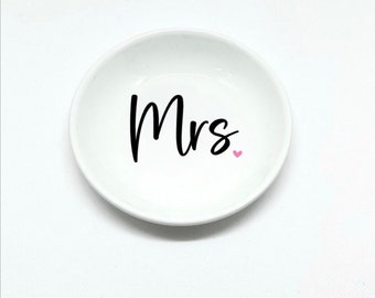 Personalized Mrs Ring Dish, Mrs Gift, Ring Dish, Ring Holder, Trinket Tray, Jewelry Dish, Engagement, Bride, Wife, Wedding, Bridal Shower