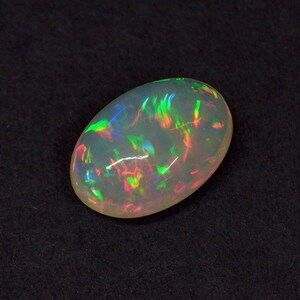 Naturalny opal etiopski o masie 7,41 karata, owalny kaboszon