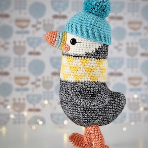 Jouet en peluche macareux amigurumi au crochet fait à la main