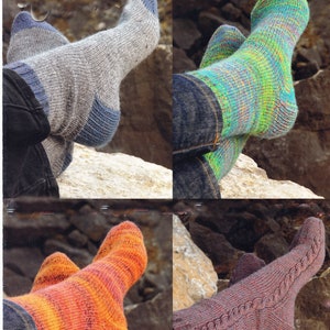 Puede incluir: Cuatro pares de calcetines de punto en diferentes colores y patrones. Los calcetines se muestran sobre un fondo rocoso.