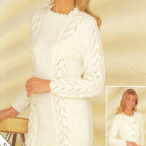 Könnte beinhalten: Weißer Strickpullover mit Zopfmuster und Spitzenmuster. Der Pullover hat einen runden Ausschnitt und lange Ärmel. "Knit from 2 x 400g" steht in der linken unteren Ecke des Bildes.