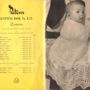 Puede incluir: Un libro de tejido de punto amarillo titulado "Patons Knitting Book No. R.23" con una lista de patrones de tejido de punto y los números de página en los que aparecen. La portada del libro también presenta una foto de un bebé con un chal de ganchillo blanco.