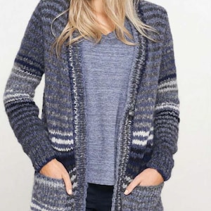 Könnte beinhalten: Ein gestrickter Cardigan mit langen Ärmeln und zwei Taschen in den Farben Blau, Grau und Weiß. Der Cardigan hat einen lockeren Schnitt.